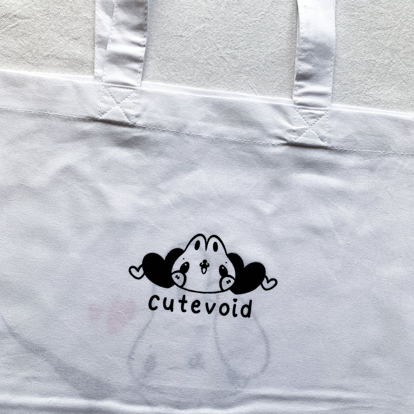 Mako Peek Tote Bags